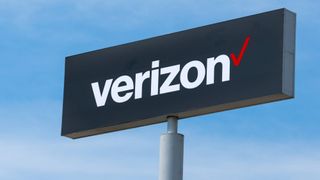 푸른 하늘을 배경으로 표시된 Verizon 로고