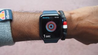 Blood Oxygen 앱을 보여주는 남성 손목의 Apple Watch 6