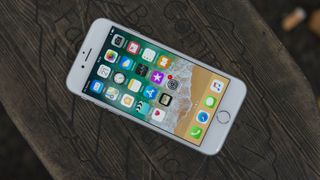 테이블 위의 iPhone 8