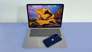 전화기가 키보드 위에 놓여 있는 MacBook