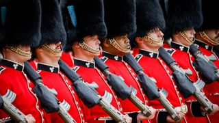 Horse Guards Parade에서 The Colonel's Review 동안 퍼레이드 중인 군인들