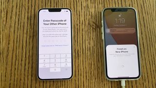 빠른 시작을 사용하여 iPhone을 설정하려면 iPhone 13에 iPhone 암호를 입력하십시오.