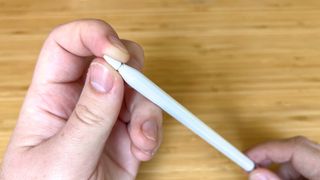 펜촉이 부분적으로 풀린 Apple Pencil