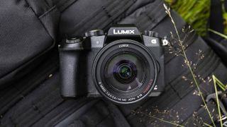 배낭에 놓인 Panasonic G80 카메라