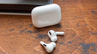 AirPods Pro를 책상 위에 놓고 AirPods를 PC에 연결하는 방법을 보여줍니다.