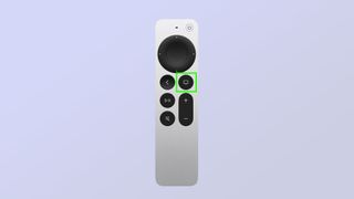 Apple TV 리모컨의 TV 버튼이 녹색 상자로 강조 표시됨