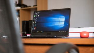 책상 위의 Windows 11 노트북