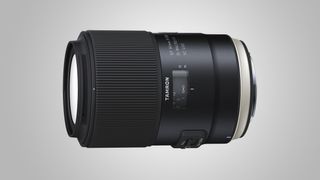 Tamron의 SP 90mm f/2.8 Di VC USD는 하이브리드 손떨림 보정 시스템을 갖추고 있습니다.