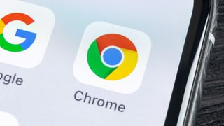 Chrome 플래그를 설정하는 방법에 대한 도움말을 나타내는 스마트폰의 Google Chrome 로고 이미지