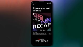 YouTube Music의 2021년 요약을 표시하는 스마트폰