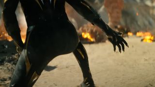 Black Panther: Wakanda Forever에서 카메라를 등지고 있는 새로운 Black Panther의 스크린샷