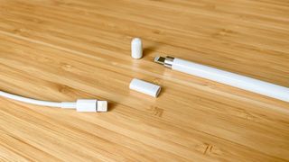 Lightning 케이블, 캡이 제거된 1세대 Apple Pencil 및 Apple Pencil 충전 어댑터