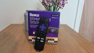 상자 앞 테이블에 표시된 Roku Remote