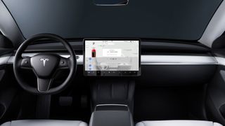 스티어링 휠과 중앙 디스플레이가 표시된 Tesla Model 3 내부의 대시보드