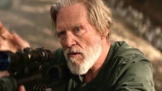 The Old Man에서 총을 들고 있는 Jeff Bridges