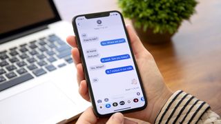 iMessage 앱이 열려 있는 iPhone을 보여주는 이미지