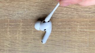 면봉을 사용하여 Apple AirPods Pro 청소