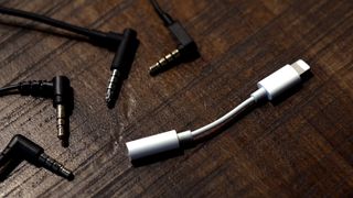 iPhone 7에서 작동하도록 기존 헤드폰을 Bluetooth로 변환하는 방법