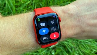 누군가의 손목에 설정 메뉴가 표시된 Apple Watch 6