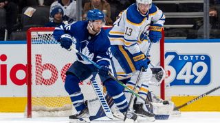 Toronto Maple Leafs의 Alexander Kerfoot #15가 Buffalo Sabers의 Mark Pysyk #13과 퍽을 놓고 전투를 벌입니다.