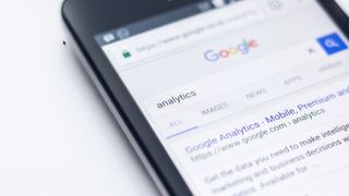 Google 검색 결과가 화면에 표시되는 스마트폰