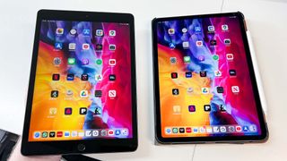 데이터 전송 후 홈 화면이 동일한 두 개의 iPad