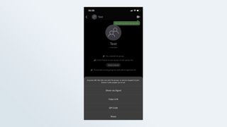 Signal iOS 앱에서 그룹 채팅에 대한 초대장을 공유하는 옵션의 스크린샷.