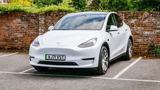 밖에 주차된 Tesla Model Y