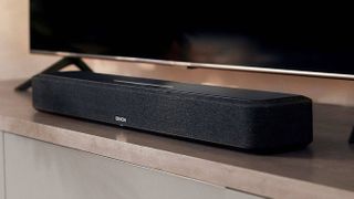 검은색 빈 화면이 있는 TV 아래의 Denon Home Sound Bar 550