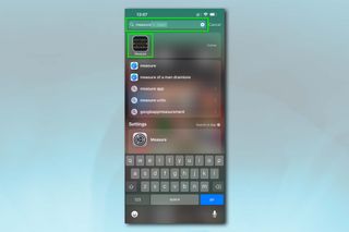 측정 앱을 레벨로 활성화하고 사용하는 과정에서 iPhone의 스크린샷 - Spotlight에서 검색 중인 측정 앱을 보여줍니다.