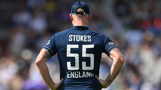 잉글랜드 셔츠 뒷면에 이름과 번호가 있는 Ben Stokes