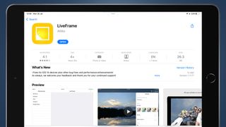 App Store에서 LiveFrame 앱을 보여주는 iPad