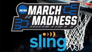 March Madness와 Sling TV 로고가 농구 골대에 겹쳐져 있습니다.