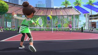 Mii는 Nintendo Switch Sports의 클레이 코트에서 테니스를 치고 있습니다.