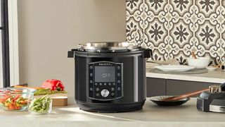 주방 카운터의 Instant Pot Pro