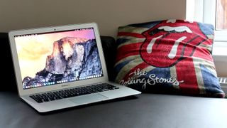 MacBook 및 기타 Apple 제품에서 학생 할인을 받는 방법