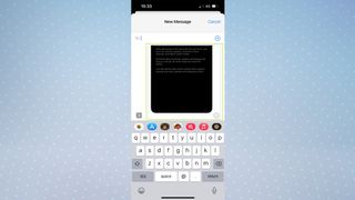 텍스트 필드에 복사된 사진이 있는 iOS 15 메시지 앱