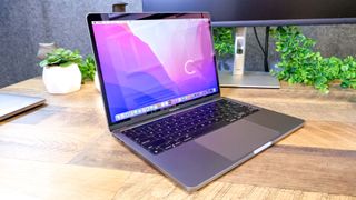 책상 위에 놓인 MacBook Pro 13인치(M2, 2022) —MacBook Pro 13인치(M2, 2022)