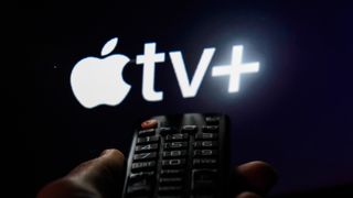 화면에 Apple TV+ 로고가 표시된 TV 리모컨이 보입니다.