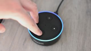 Echo Dot 재설정 방법: 2세대 모델에서 표시등이 주황색으로 바뀔 때까지 마이크 끄기 및 볼륨 작게 버튼을 길게 누릅니다.