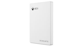 Seagate는 브랜드 Xbox 외장 하드 드라이브를 생산하지만 용량이 256GB 이상인 모든 USB 3.0 모델이 작동합니다.