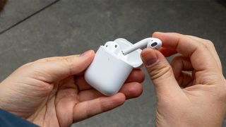 Apple AirPods(2019)를 청소하는 방법