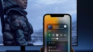 백그라운드에 TV가 있는 전화기의 Apple Airplay