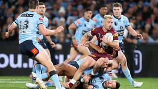 Queensland Maroons의 Cameron Munster가 State of Origin 2022 게임 1에서 태클을 당하고 있습니다.