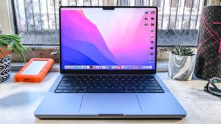 Mac에서 핫 코너를 사용하는 방법에 대한 기사를 나타내는 MacBook Pro 2021(14인치)