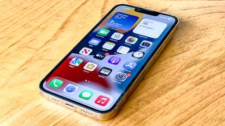 책상 위에 놓인 iPhone 13 Pro 디스플레이