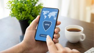 화면에 VPN 로고가 있는 스마트폰을 들고 있는 손