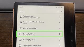 "장치 옵션"이 강조 표시된 Kindle Oasis.