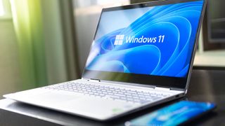 Windows 11에 Android 앱을 설치하는 방법을 보여주는 Windows 11 노트북