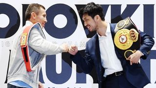 Gennady Golovkin과 Ryota Murata가 기자 회견에서 주먹을 부딪칩니다.